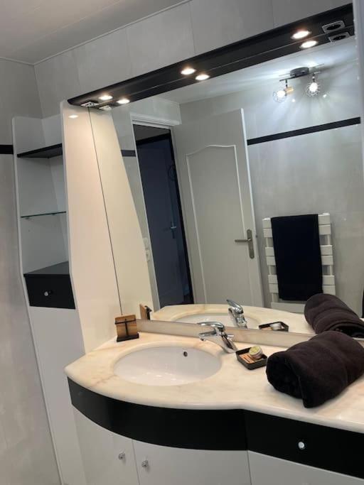 Un Cocon Au Coeur De La Champagne Avec Parking Apartment เอแปร์เน ภายนอก รูปภาพ
